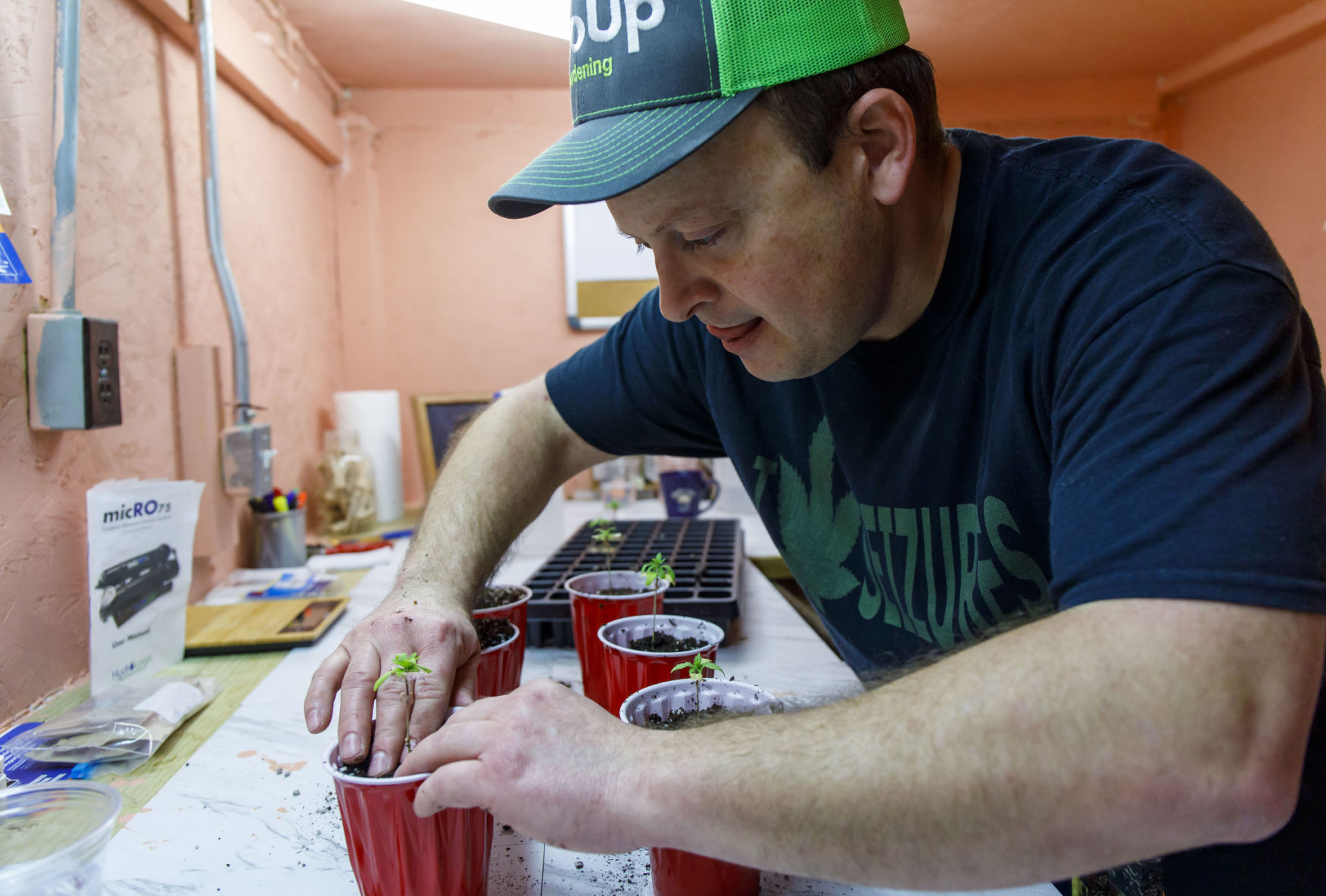 US-NEWS-FRUSTRATED-WITH-SHORTAGES-MEDICAL-MARIJUANA-1-TB.jpg
